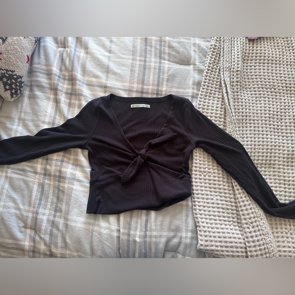 black Abercrombie and Fitch vneck long sleeve